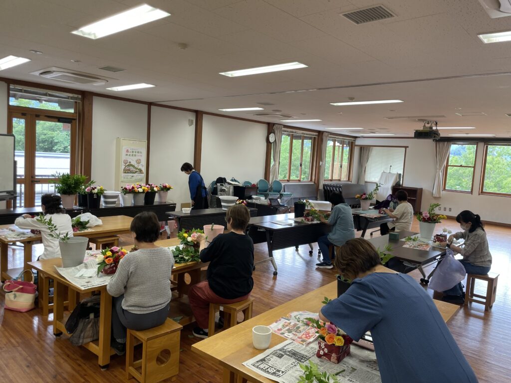 お花とふれあう様子